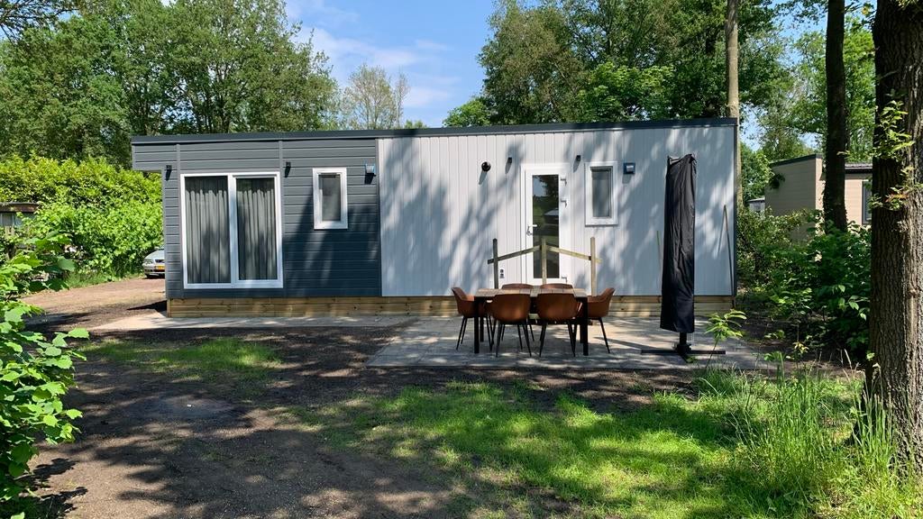 Luxe 5-persoons chalet op 5-sterren camping De Pallegarste, Caravans en Kamperen, Stacaravans