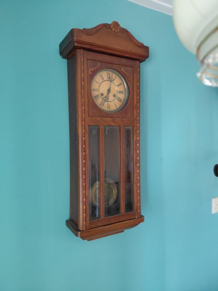 2 Junghans wandklokken.Goede staat. Het uurwerk loopt goed, Antiek en Kunst, Antiek | Klokken, Ophalen of Verzenden