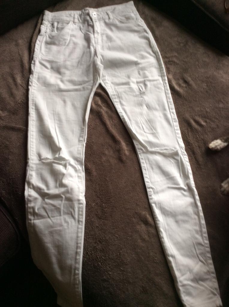 Broek wit met scheuren m,, Kleding | Dames, Spijkerbroeken en Jeans, Ophalen of Verzenden, Zo goed als nieuw, Wit