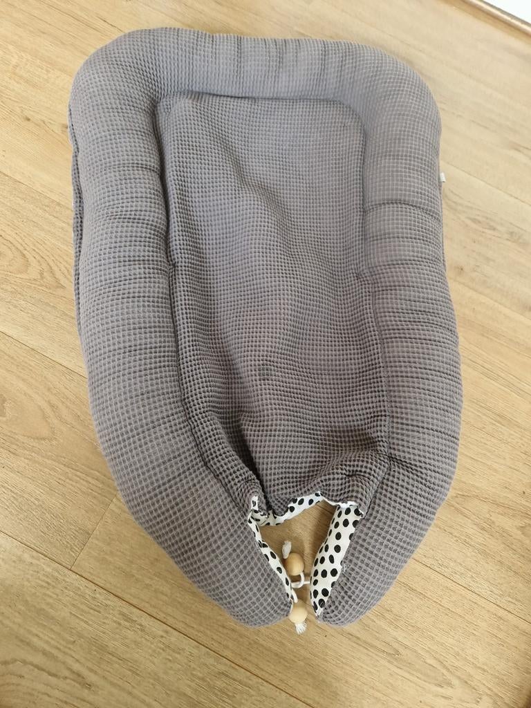 Baby nestje - Grijs wafelstof met stippen, Ophalen of Verzenden, Zo goed als nieuw, 70 tot 85 cm, Overige typen