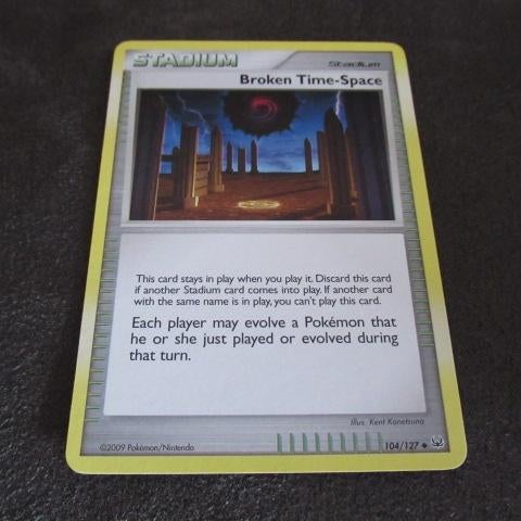 Pokemon kaart stadium broken time-space 104/127 2009 zgan, Ophalen of Verzenden, Gebruikt, Losse kaart