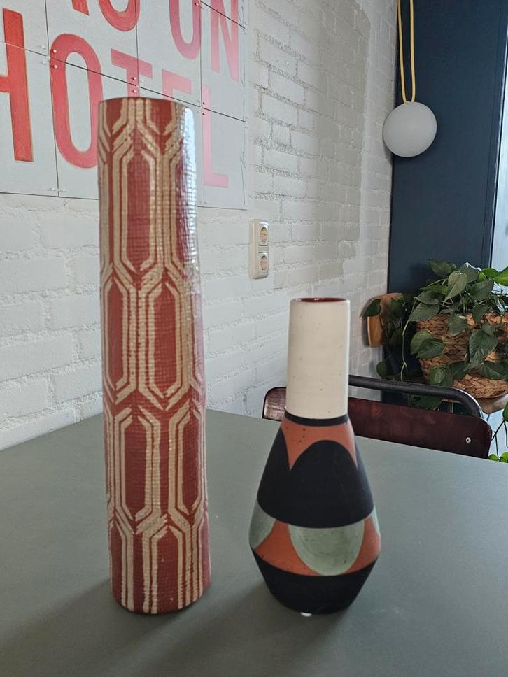 2 prachtige vazen terracotta, Huis en Inrichting, Woonaccessoires | Vazen, Zo goed als nieuw, Wit, Minder dan 50 cm, Aardewerk of Porselein