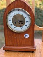 Antieke mahoniehouten tafel klok. €65.  35 cm hoog., Ophalen