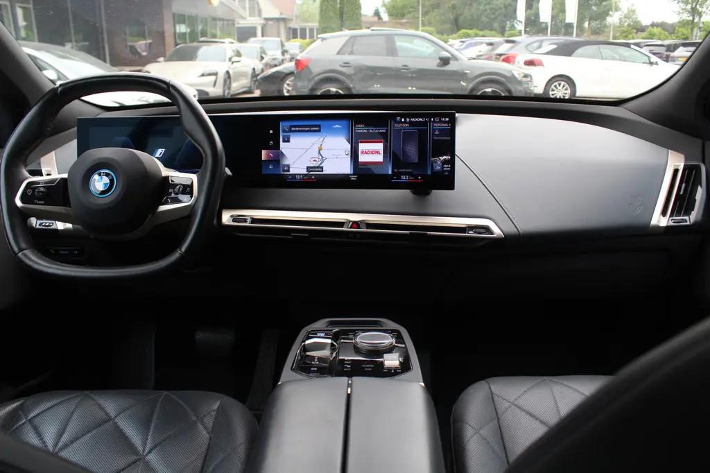 BMW iX xDrive40 Executive 77 kWh € 39.950,00, Auto's, BMW, Automaat, Gebruikt, Zwart, SUV of Terreinwagen
