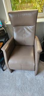 Luxe Sta-opstoel met accu + lendesteun | Prominent, Huis en Inrichting, Fauteuils, Ophalen, Gebruikt, Minder dan 75 cm, Leer