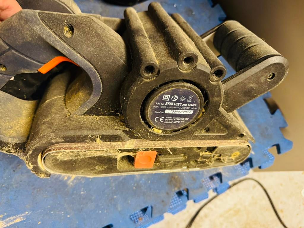 Ferm bandschuurmachine bsm1021 met opvang, Ophalen of Verzenden, Zo goed als nieuw, Minder dan 600 watt, Bandschuurmachine