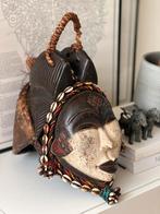 Afrikaans masker Punu / Okuyi stijl, Ophalen