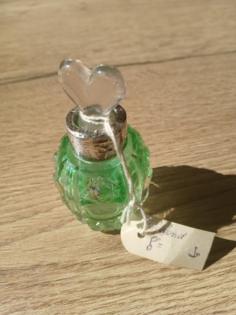 Groen glazen odeur flesje met hartvormige dop, Antiek en Kunst, Ophalen of Verzenden