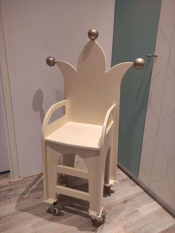 Leuke kinderstoel in de vorm van een troon, Ophalen, Gebruikt, Overige typen, Afneembaar eetblad