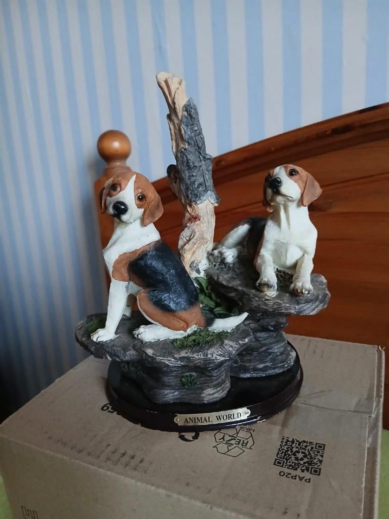 Te koop beeld van 2 Beagles op een boom, Verzamelen, Beelden en Beeldjes, Ophalen of Verzenden, Zo goed als nieuw, Dier
