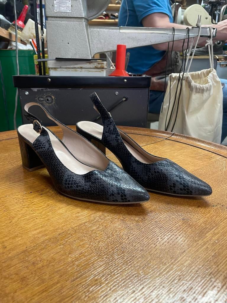 Zwarte slingback pumps met slangenprint, Kleding | Dames, Schoenen, Ophalen of Verzenden, Gedragen, Zwart, Pumps