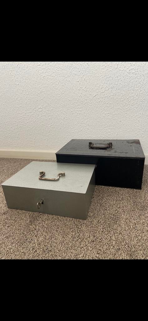 Te koop 2 metalen geldkistjes, Verzamelen, Spaarpotten, Ophalen of Verzenden, Zo goed als nieuw, Metaal of Blik, Overige thema's