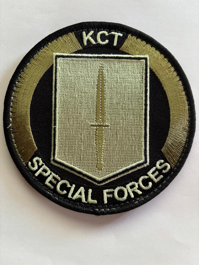 KCT badge no 3, Verzamelen, Verzenden, Landmacht, Nederland, Kleding of Schoenen