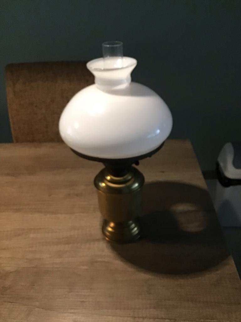 Klassieke olielamp met witte glazen kap, Antiek en Kunst, Antiek | Lampen, Ophalen of Verzenden