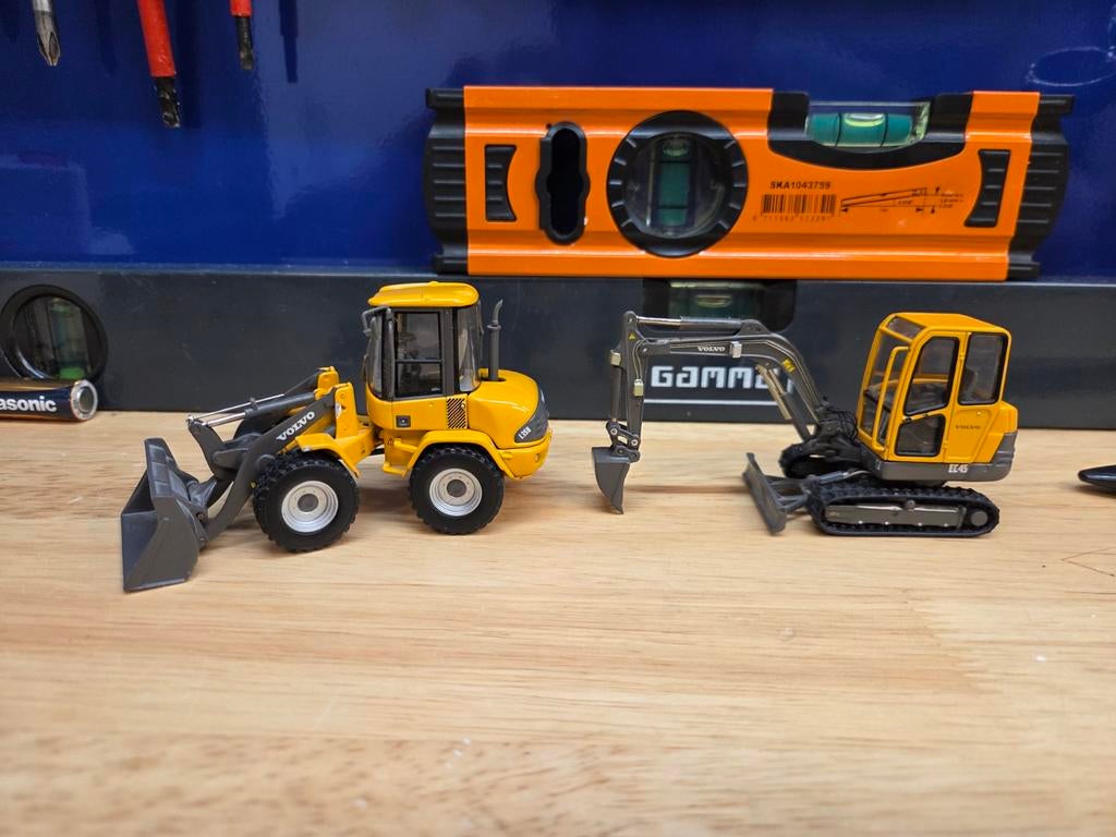 Volvo EC45 Minikraan en Volvo Shovel L35B Motorart 1:50, Ophalen of Verzenden, Gebruikt, Hijskraan, Tractor of Landbouw, Conrad