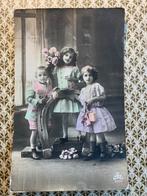 1920 Geluk - drie kindjes met hoefijzer en bloemen, Ophalen of Verzenden, 1920 tot 1940, Gelopen, Kinderen