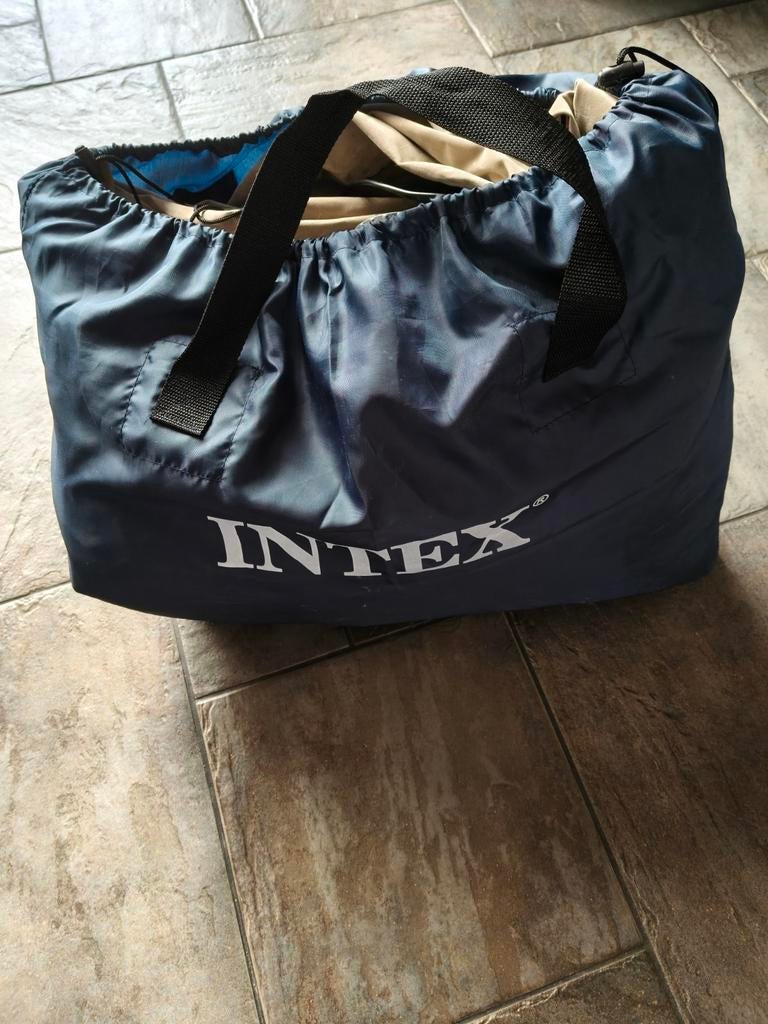 Intex 2 persoons hoog luchtbed met ingebouwdelektrische pomp, Ophalen of Verzenden, Ingebouwde pomp, Zo goed als nieuw, 2-persoons