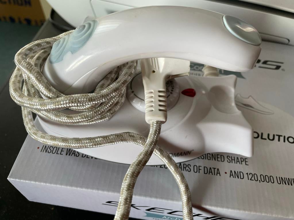 Compact Reisstrijkijzer - Ideaal voor onderweg, Ophalen of Verzenden, Zo goed als nieuw, Strijkijzer met snoer