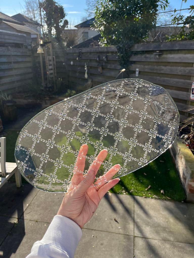 Glazen Cakeschaal met Bloemmotief en Handvatten, Antiek en Kunst, Antiek | Glas en Kristal, Ophalen of Verzenden