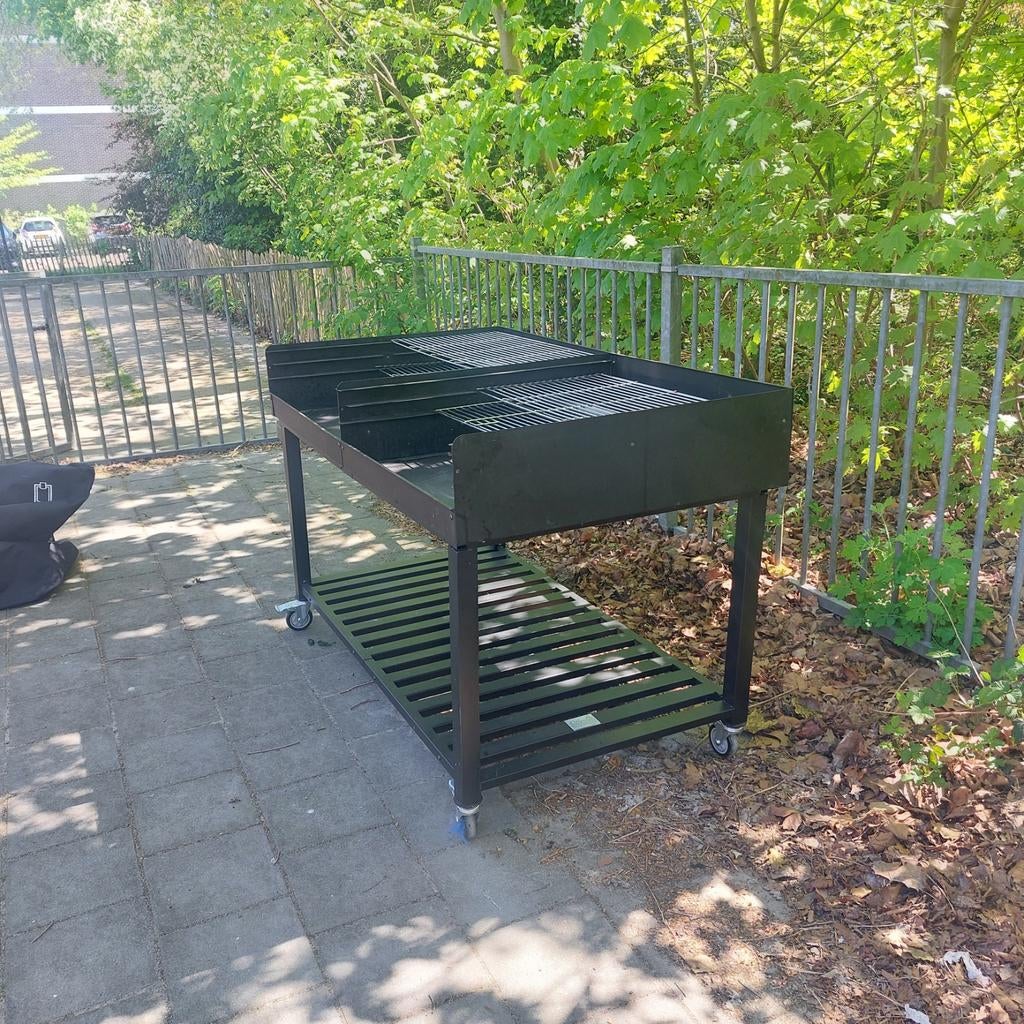 Grote barbecue te koop, compleet met hoes, Tuin en Terras, Houtskoolbarbecues, Ophalen, Gebruikt, Met accessoires