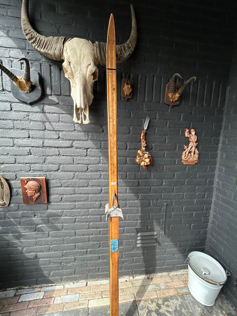 Oude houten ski latten gemaakt in Zweden., Ophalen