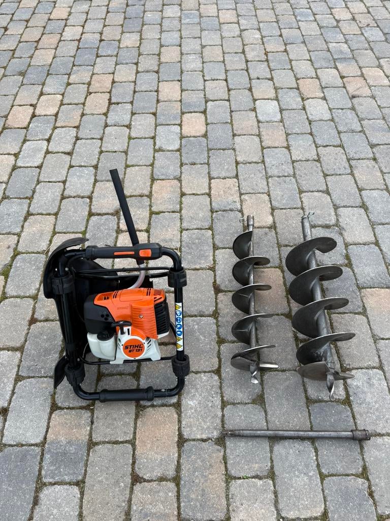 Stihl BT 131 grondboor met 2 boren en verlengstuk, Ophalen of Verzenden, Zo goed als nieuw, Grondboor