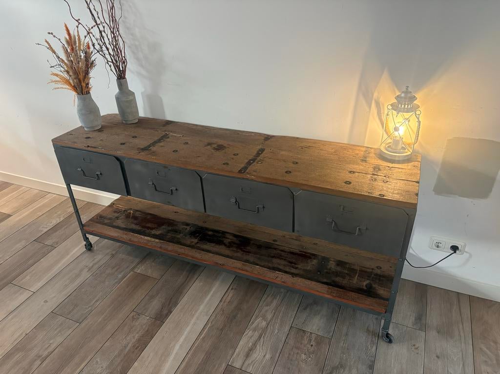 Industrieel stalen dressoir met sloophouten bekleding, Ophalen, 150 tot 200 cm, Industrieel / vintage, Zo goed als nieuw