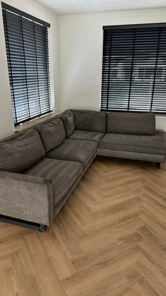 Gratis hoekbank met schade, ideaal voor keet of schuur, Huis en Inrichting, Banken | Bankstellen, Ophalen, Gebruikt, Hoekbank