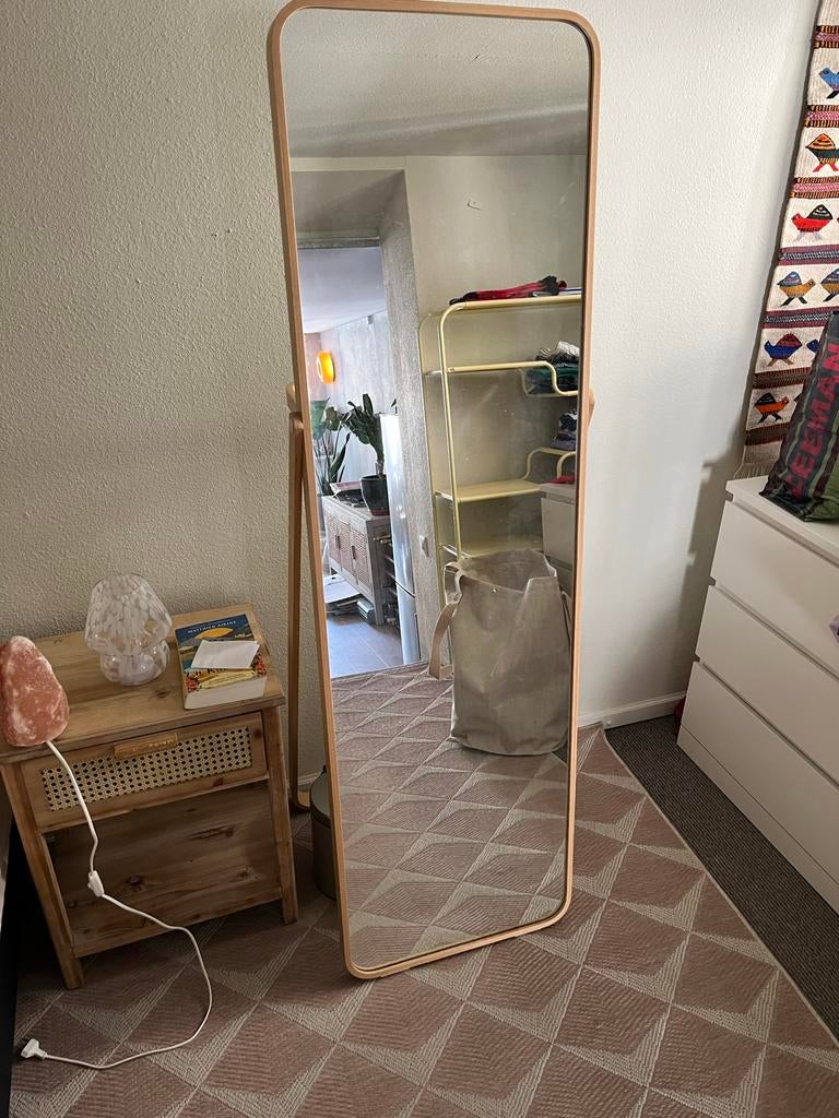 Grote staande spiegel met houten frame Ikornnes Ikea, Huis en Inrichting, Woonaccessoires | Spiegels, Ophalen, Zo goed als nieuw