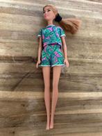 Barbie in top en short met tropisch print en bruin haar, Ophalen of Verzenden, Gebruikt, Barbie