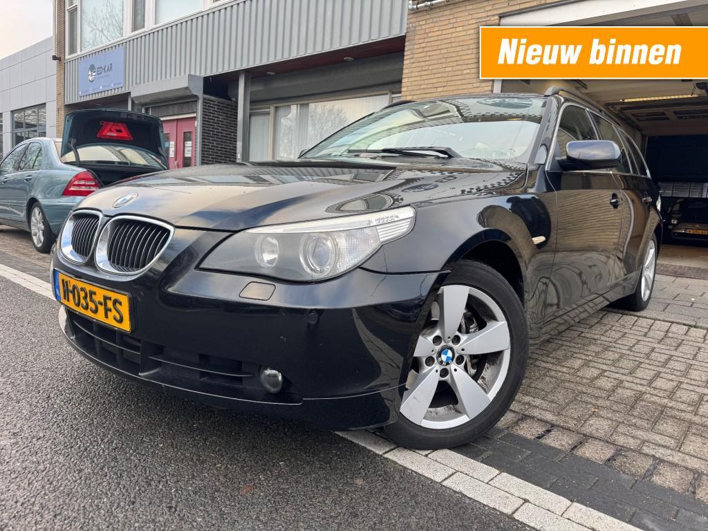 Bmw 5-SERIE 525xi Executive 4WD LEER NETTE AUTO APK 4-2026 Y, Auto's, BMW, Automaat, Gebruikt, 2000 kg, Zwart