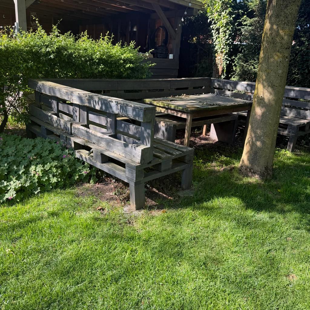 Gratis brandhout: oud hout en zithoek van pallets, Tuin en Terras, Haardhout, Minder dan 3 m³, Ophalen of Verzenden, Overige houtsoorten