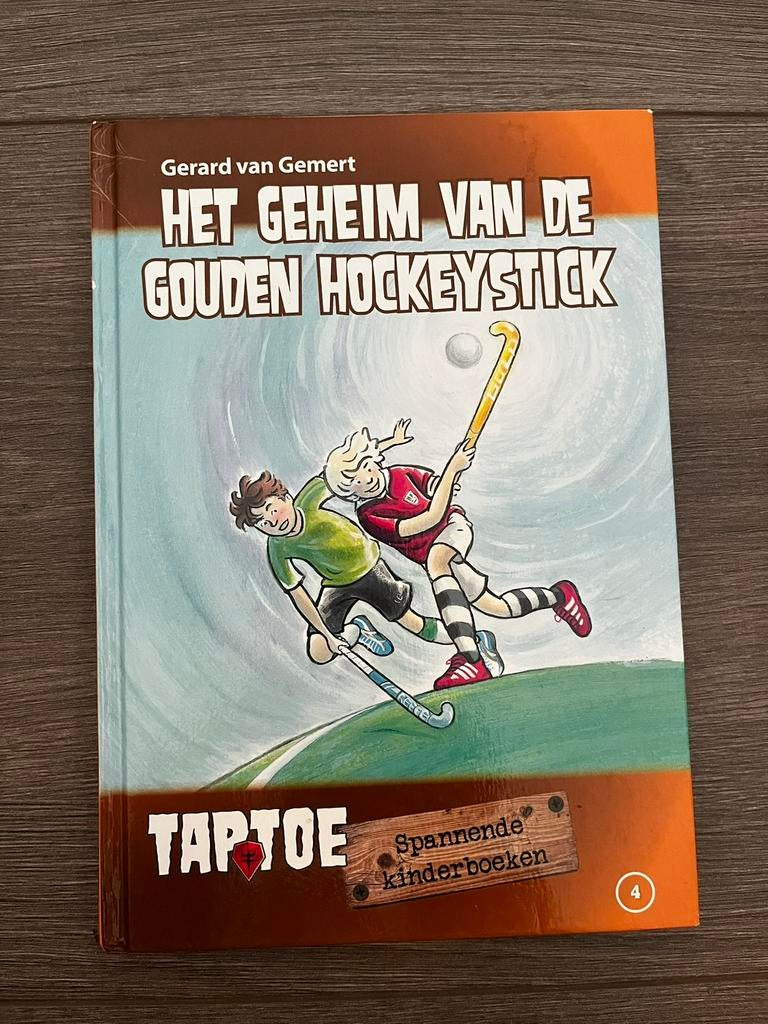 Gerard van Gemert - Het geheim van de gouden hockeystick, Boeken, Ophalen of Verzenden, Zo goed als nieuw, Gerard van Gemert, Fictie algemeen