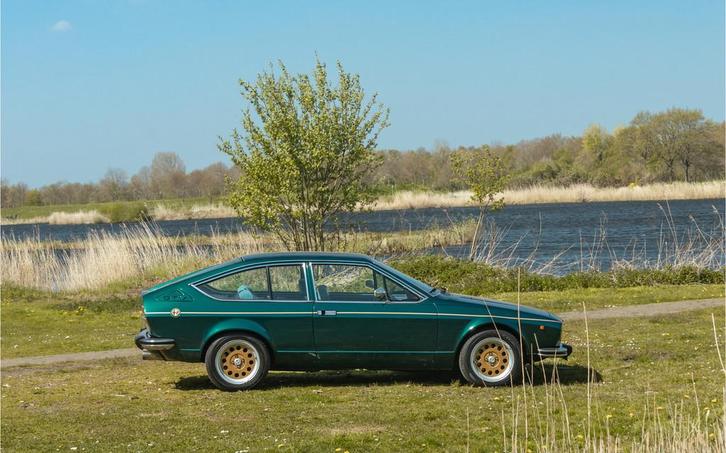 Alfa Romeo Alfetta 2.0 GT Veloce | 15" Ronal velgen, Auto's, Oldtimers, Te koop, Lichtmetalen velgen, Alfa Romeo, Benzine, Sedan