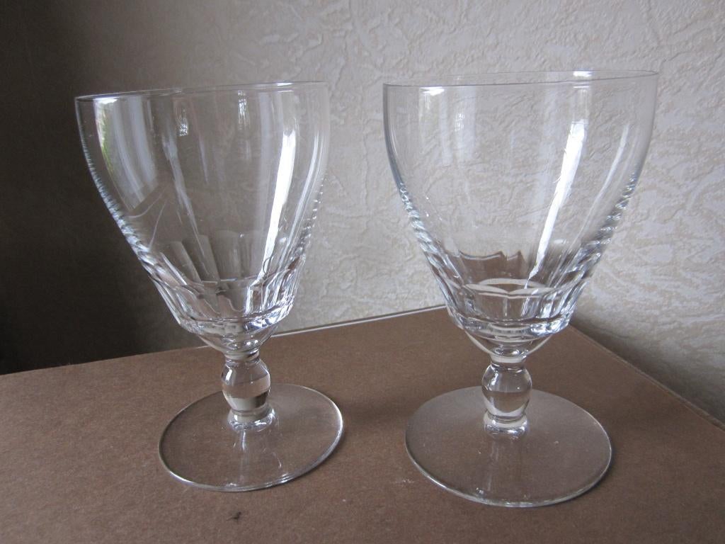 Vier mooie rode wijnglazen - kelk met geslepen facettten, Verzenden