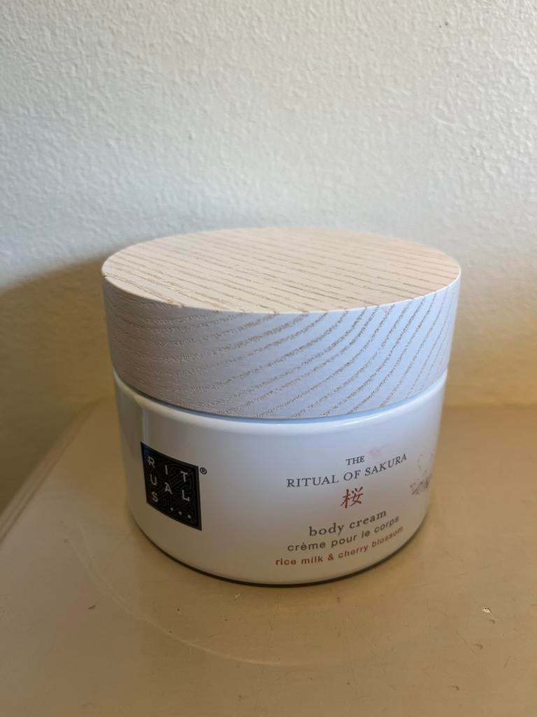 Rituals The Ritual of Sakura Magic Touch bodycrème 220 ml, Ophalen of Verzenden, Zo goed als nieuw, Bodylotion, Crème of Olie
