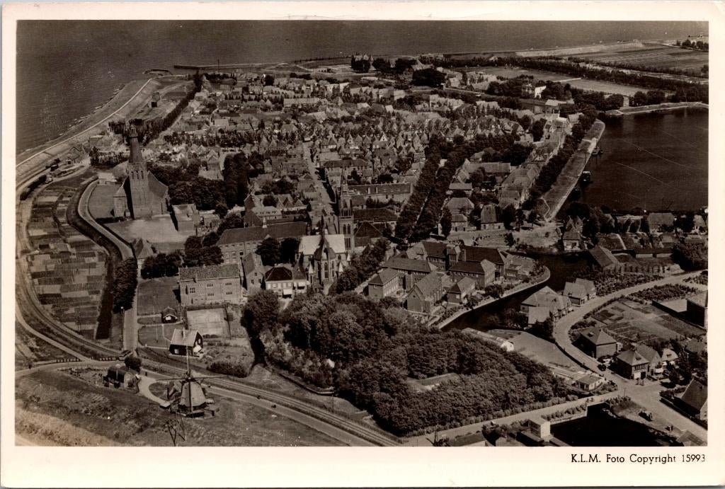 Medemblik - KLM luchtopname, Verzamelen, Ansichtkaarten | Nederland, Verzenden, 1940 tot 1960, Ongelopen, Noord-Holland