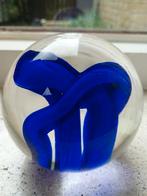 Glaswerk, glazen presse-papier bol,  met blauwe swirl, Antiek en Kunst, Ophalen of Verzenden