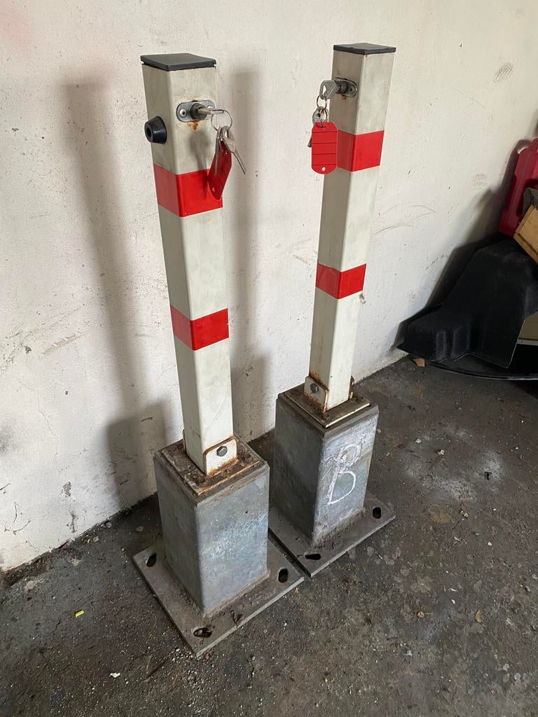 Twee paaltjes om inrijden te voorkomen, Ophalen