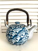 Vintage Japanse theepot met rieten hengsel blauw wit, Antiek en Kunst, Ophalen