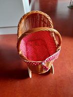 Rotan poppenwagen met rood-wit gestippelde bekleding, Ophalen, Gebruikt, Babypop