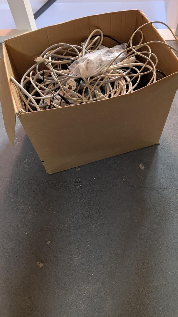 Grote doos vol diverse kabels: USB, VGA, Tulp, Auto, Ophalen, Gebruikt, Minder dan 2 meter, Overige kabels