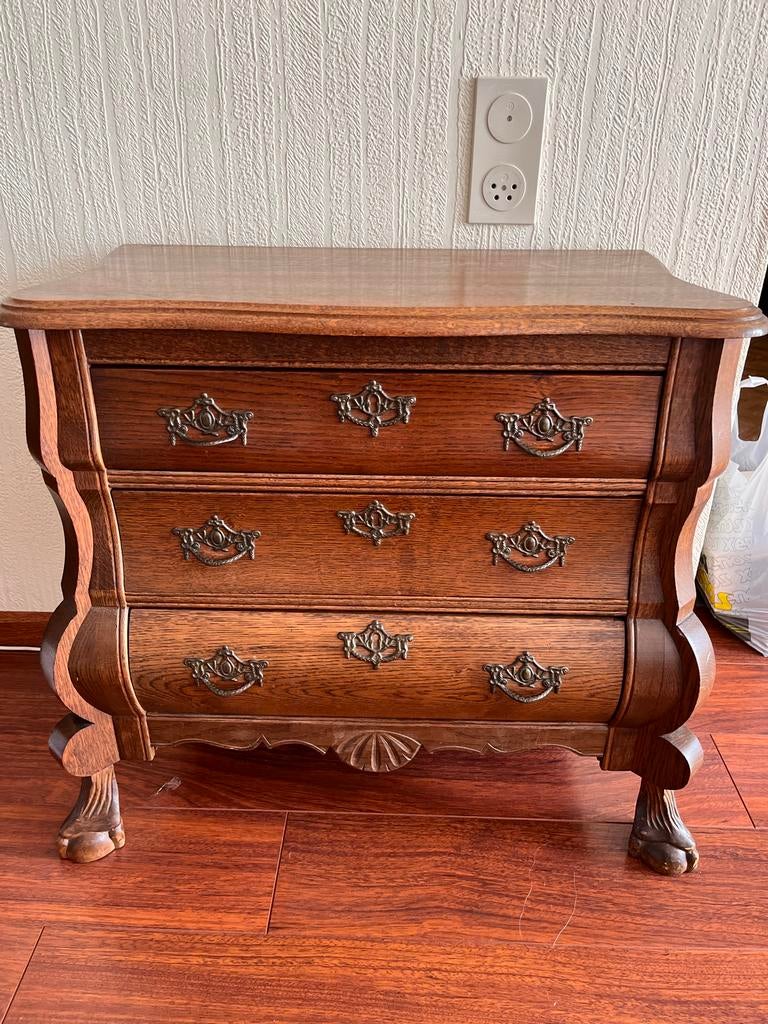 Eikenhouten buikkastje met houtsnijwerk en gedetailleerde ha, Ophalen