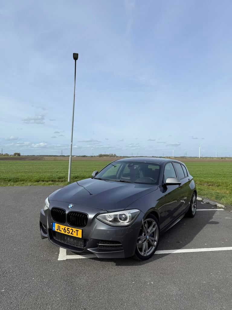 BMW 1-Serie 3.0 M135i 5DR RWD AUT 2013 Mineral-Grau, Auto's, Achterwielaandrijving, Zwart, 320 pk, 75 €/maand