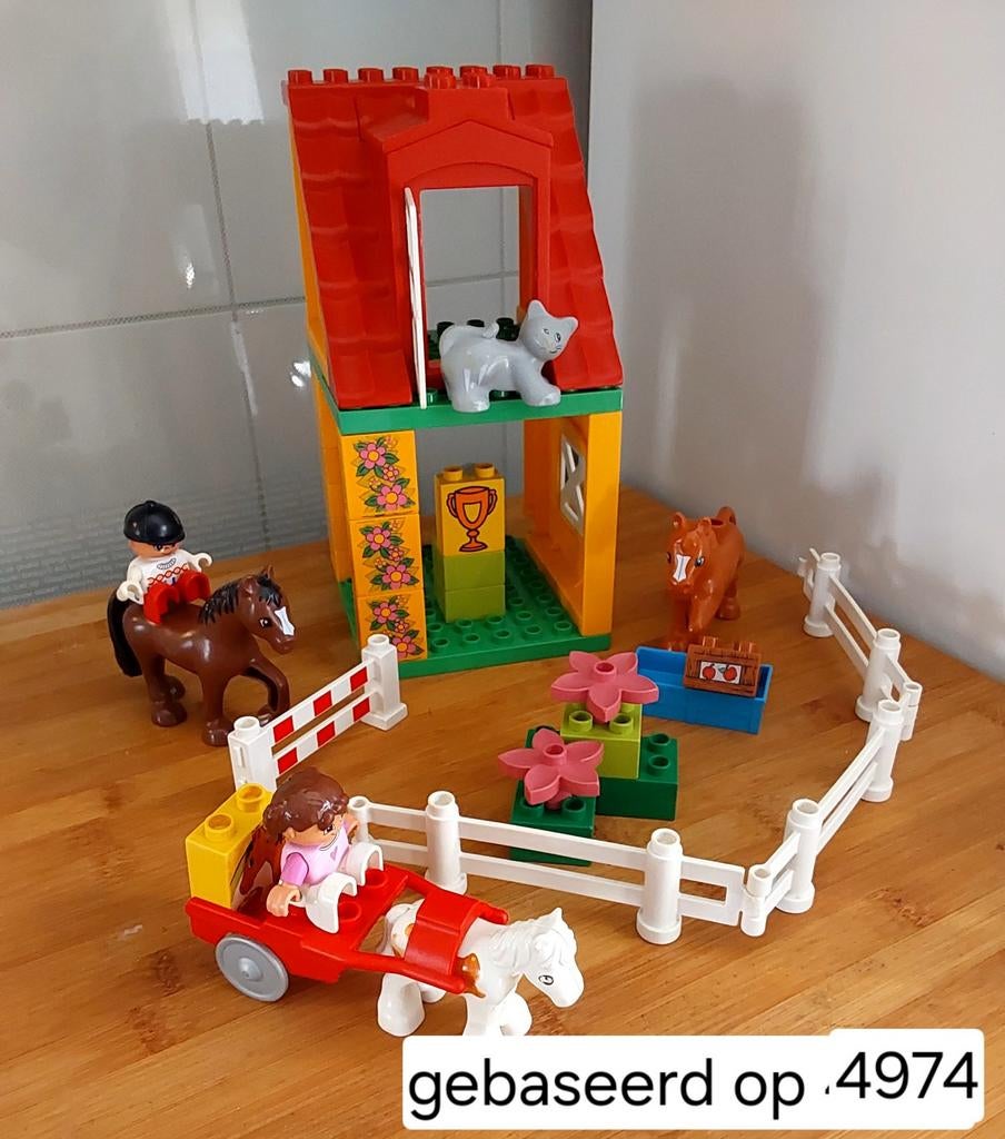 LEGO Duplo Paardenstal met paarden en poppetjes, Kinderen en Baby's, Speelgoed | Duplo en Lego, Ophalen of Verzenden, Gebruikt