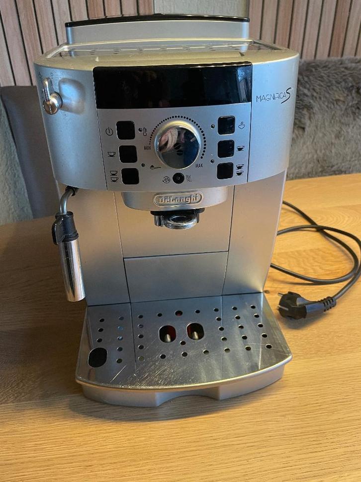 Delonghi Magnifica S volautomatische bonenkoffiemachine, Witgoed en Apparatuur, Koffiezetapparaten, Gebruikt, Gemalen koffie, Koffiebonen