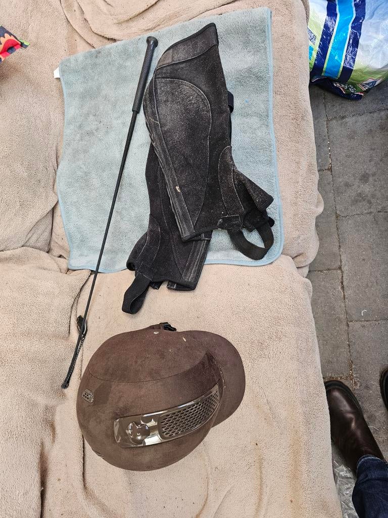 Paardrij cap, chaps en zweep, Dieren en Toebehoren, Paardrijkleding, Ophalen of Verzenden, Zo goed als nieuw, Recreatie, Cap