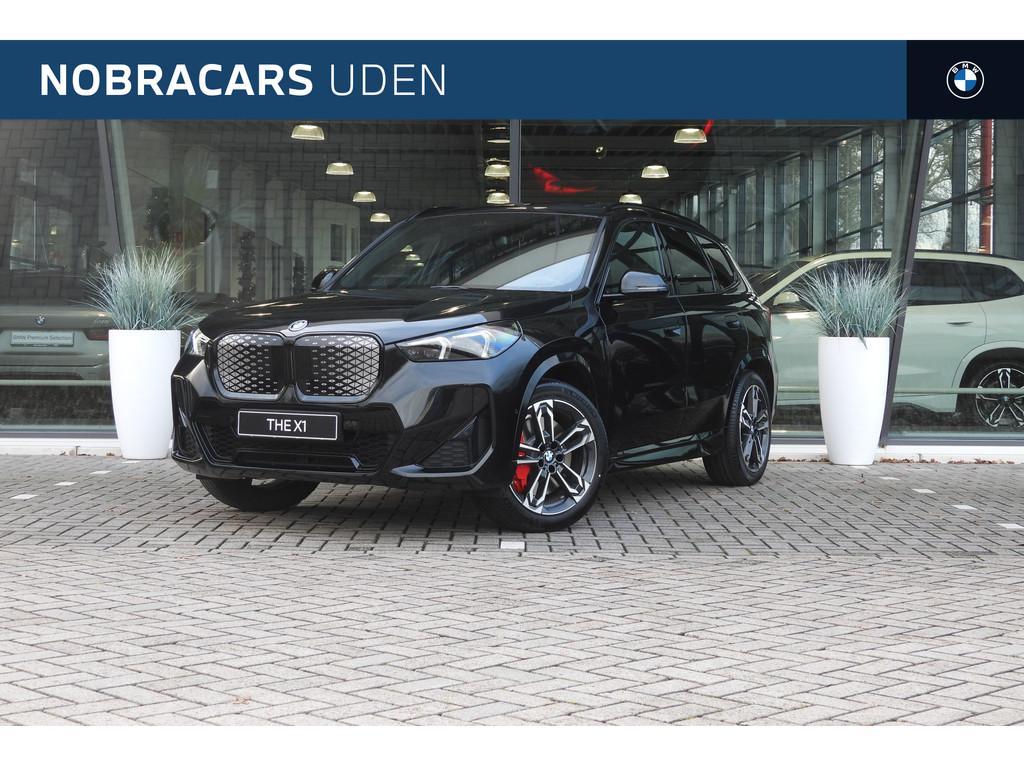 BMW iX1 xDrive30 M Sport / Panoramadak / Trekhaak / Sportsto, Auto's, BMW, Automaat, Zwart, Metallic lak, Zwart