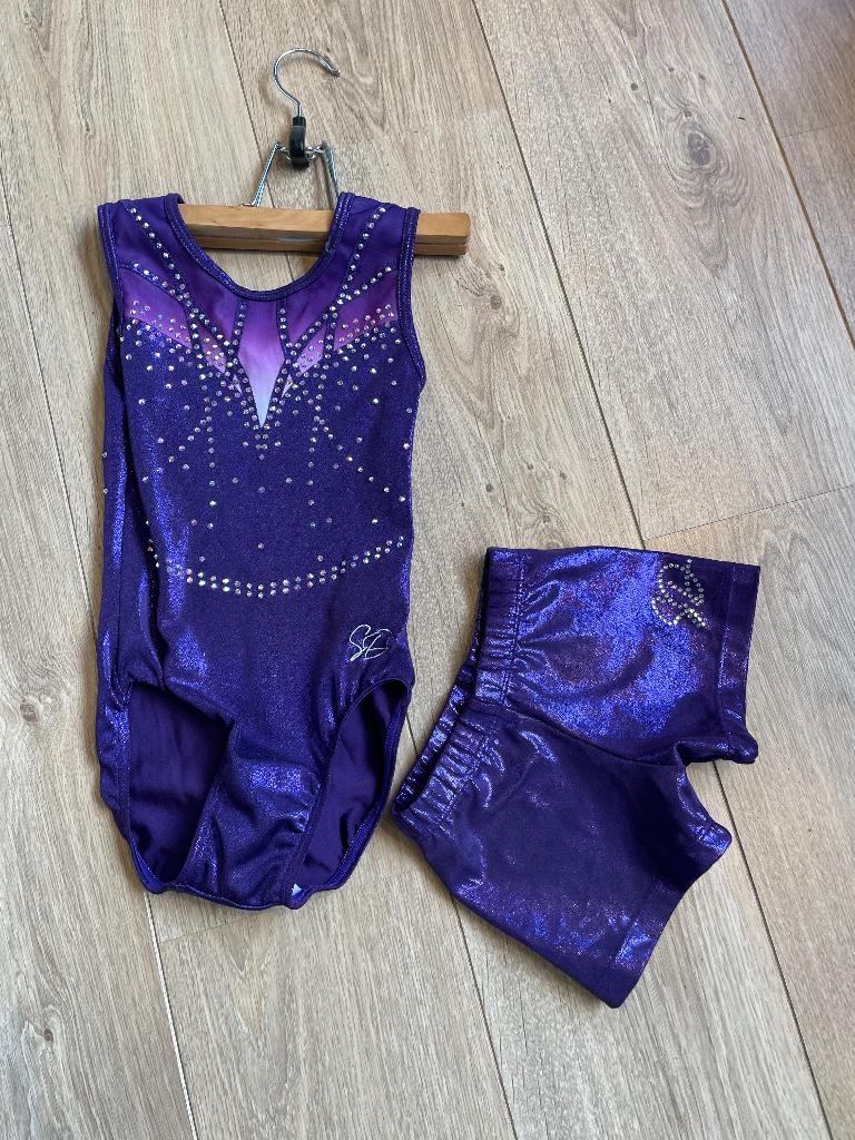 Turnpakje met broekje maat 116, Sport en Fitness, Turnen, Gebruikt, Turnpak(je), Kleiner dan kindermaat 122, Paars, Ophalen