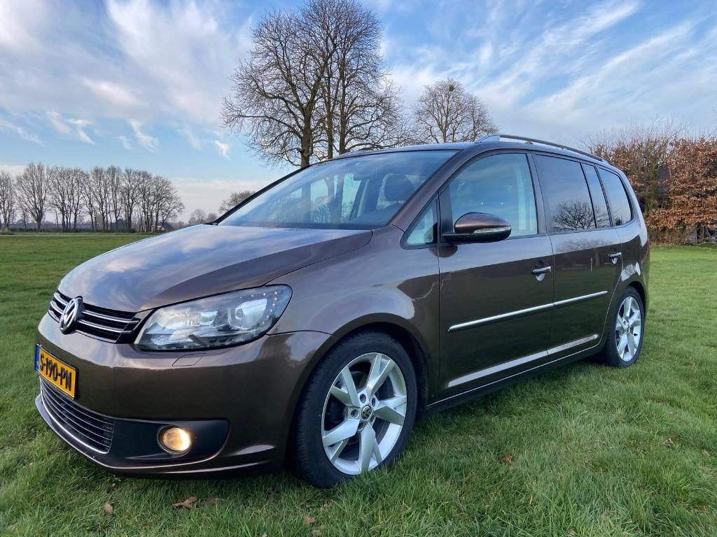 Vw TOURAN 1.4 TSI HI-LINE    7 PERSOONS  AUTOMAAT !! Nw APK, Auto's, Euro 5, 15 km/l, 4 cilinders, Bruin
